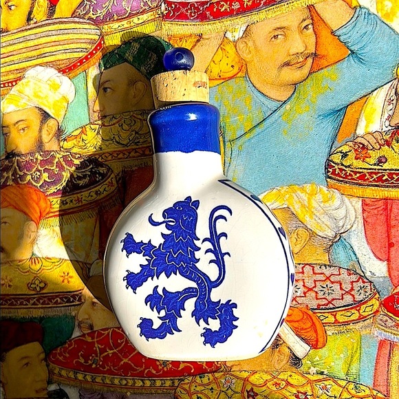 Vintage Blue & White Porcelain Snuff Bottle – European Heraldic Lion Design - Picture 8 of 9
